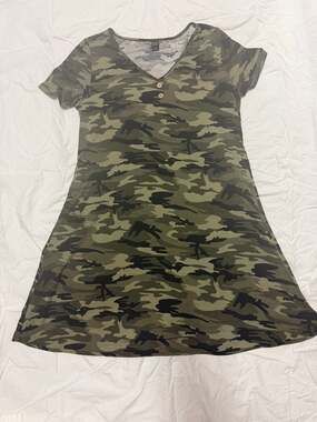 Emery Rose Women's Large Green Camo Print V-Neck T-Shirt Dress